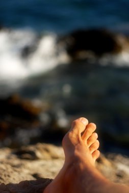 Erkekler tatil günlerinde rahatlatıcı ayak plaj veya göl ile deniz ater içinde belgili tanımlık geçmiş