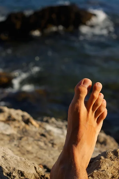 Az ember lábát pihentető nyaralás a strandon, vagy a tó, a tenger wa — Stock Fotó