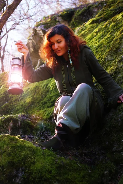 Fantasie schöne Frau mit Farblicht-Lampen in den Moosfelsen — Stockfoto
