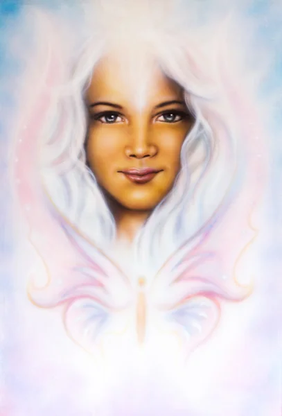 Mooie airbrush schilderij van een jonge meisjes engelachtige gezicht met stralend witte haren en een vlinder — Stockfoto