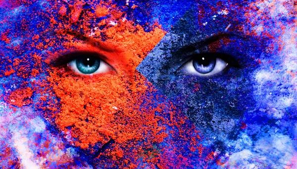 Un par de hermosas mujeres azules ojos radiantes, efecto tierra de color, collage de pintura, maquillaje violeta —  Fotos de Stock