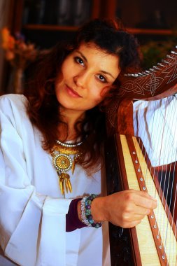 Beyaz Melek tarihsel kılık Celtic ARP oynayan genç kadın.