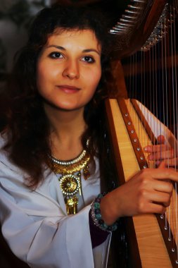 Beyaz Melek tarihsel kılık Celtic ARP oynayan genç kadın.