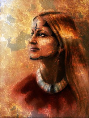 Uzun dalgalı saçlar, süs dövme yüzünde olan büyüleyici kadın çöl yapısı crackle