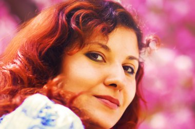 Güzel Bayan sakura çiçeği arka plan, pembe çiçekler. 