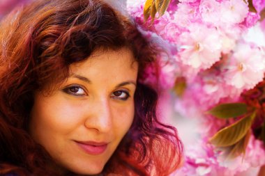 Çiçekler, Bahar Magic güzel kızla. Sakura pembe çiçekler