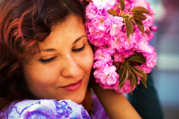 Beautiful Girl with flowers, Spring Magic. Sakura pink flowers — Stock Photo, Image