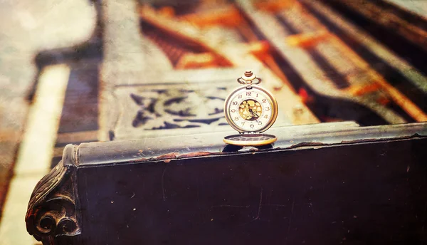 Vintage piano toetsen met antieke zak horloge tijd concept... vintage foto. — Stockfoto