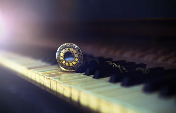 Clés de piano vintage avec concept de temps de montre de poche antique . — Photo