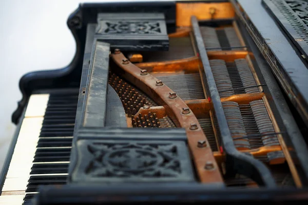 Gamle klaverdetaljer med klaviatur, utskårne pyntegjenstander og mekanikk av tre – stockfoto