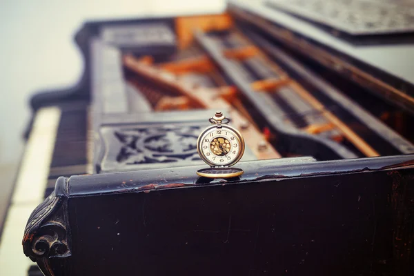Teclas de piano vintage com conceito de tempo relógio de bolso antigo . — Fotografia de Stock