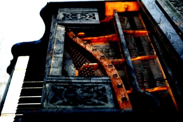 Old piano detail with keyboard, wooden carved ornament and mechanics, Structure effect — Stock Photo, Image