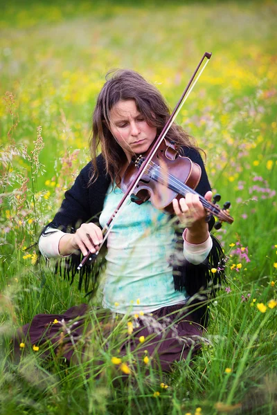 Violinist on a meadow full of flowers, Young girl playing music instrument — Stock Photo, Image