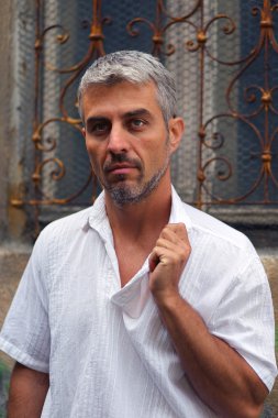 Adam bir beyaz gömlek ve arka plan üzerinde süs Ortaçağ penceresinde