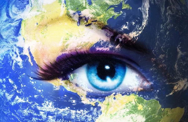 Bolygónk, a föld és a kék szemvizsgálatra, lila és rózsaszín nap smink. Szem festés — Stock Fotó