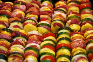 Barbekü ve sebze bir et fırında patates.