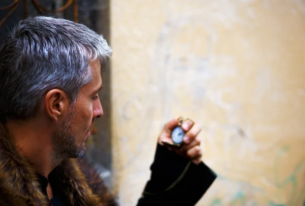 Hombre elegante guapo con reloj de bolsillo y piel de lobo — Foto de Stock