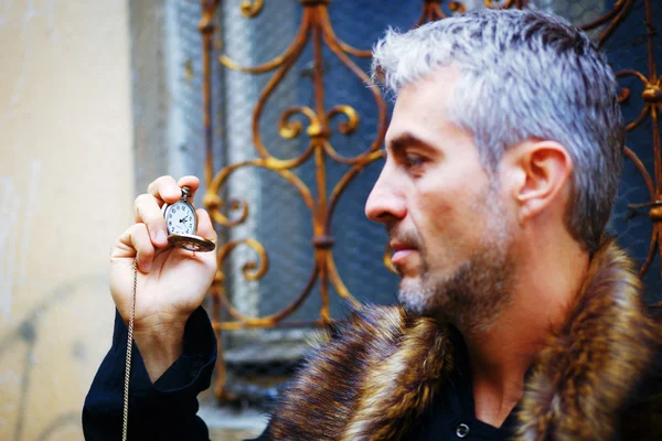 Hombre elegante guapo con reloj de bolsillo y piel de lobo . —  Fotos de Stock