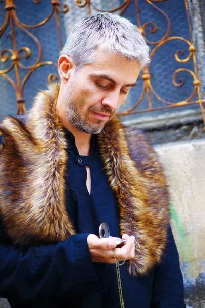 Hombre elegante guapo con reloj de bolsillo y piel de lobo —  Fotos de Stock