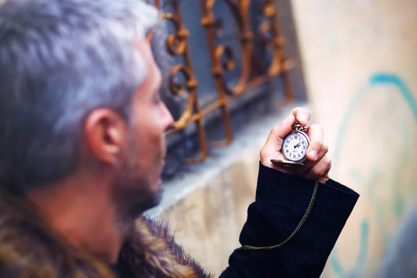 Bel homme élégant avec montre de poche et fourrure de loup — Photo