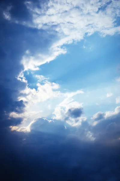 ท้องฟ้าสีฟ้าและเมฆที่มีแสงอาทิตย์ — ภาพถ่ายสต็อก