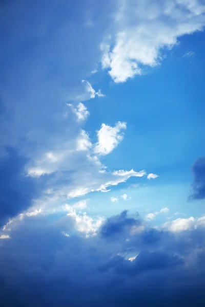 Céu azul e nuvens com luz solar — Fotografia de Stock