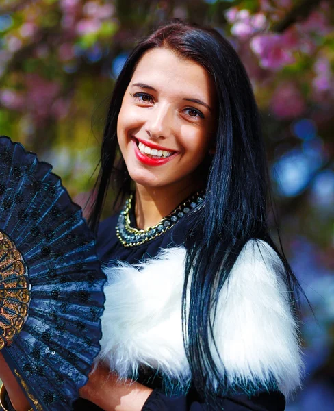 Belle fille avec des fleurs et du glamour — Photo