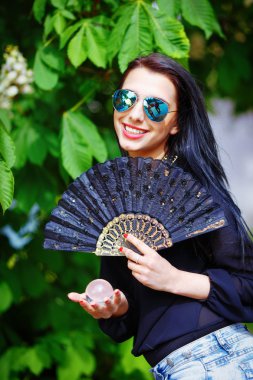 Güzel bir sakura çiçeği kokulu gülümseyen genç kadın