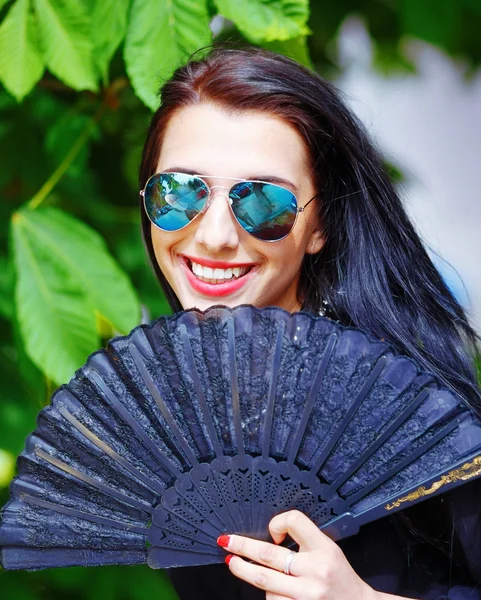 Beautiful Girl with green plants. And Sun glass. — Stock Photo, Image