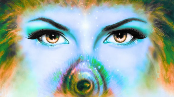 Mulheres olhos olhando para cima misteriosamente por trás de um pequeno arco-íris colorido pena pavão. Contacto ocular . — Fotografia de Stock