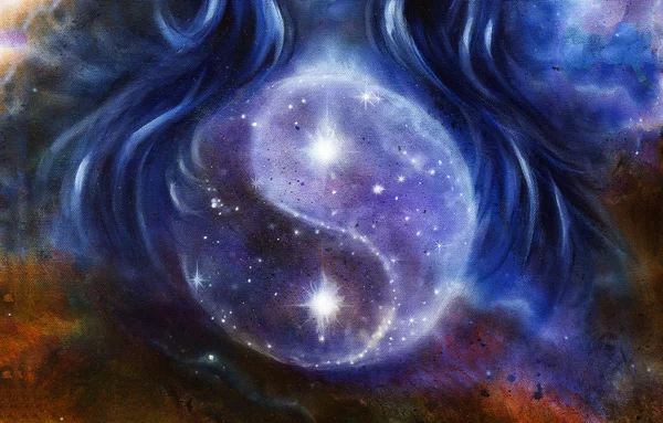 Yin Yang Símbolo en el espacio con estrellas, sobre el pelo de la mujer, pintura original — Foto de Stock