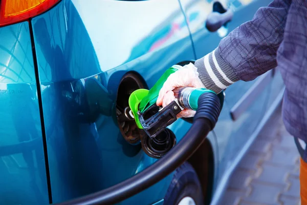 Hombre bombeando combustible de gasolina en coche en la gasolinera. concepto de transporte —  Fotos de Stock