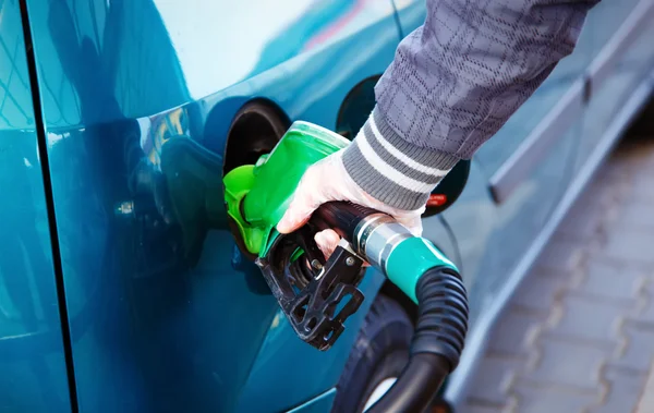 Homem bombeando gasolina combustível no carro no posto de gasolina. conceito de transporte — Fotografia de Stock