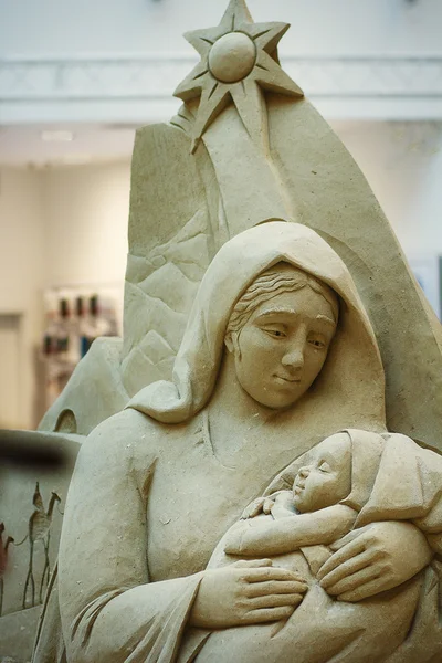 Madonna met het kindje Jezus gebeeldhouwd in steen met sterren. — Stockfoto