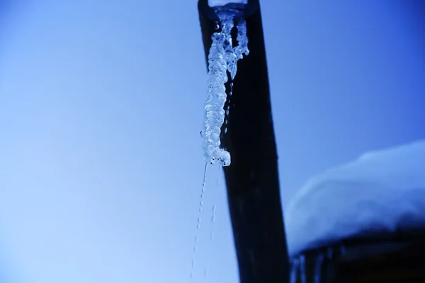 Αφρώδες λευκό τήξη icicles πάγου κρέμονται έννοια για την υπερθέρμανση του πλανήτη. χώρο αντίγραφο. — Φωτογραφία Αρχείου