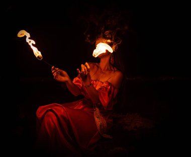 Büyüleyici bir ateş dansçısı, performans sırasında büyüleyici alevler konusundaki yeteneğini güzel bir şekilde sergiliyor.