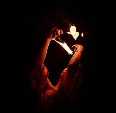 Büyüleyici bir ateş dansçısı, performans sırasında büyüleyici alevler konusundaki yeteneğini güzel bir şekilde sergiliyor.