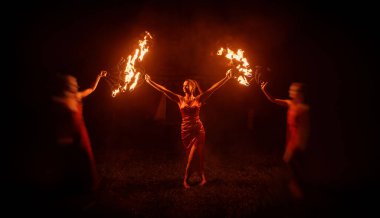 Büyüleyici bir ateş dansçısı, performans sırasında büyüleyici alevler konusundaki yeteneğini güzel bir şekilde sergiliyor.