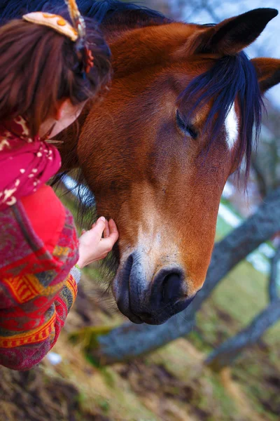 Retrato mulher e cavalo ao ar livre. Mulher abraçando um cavalo. — Fotografia de Stock