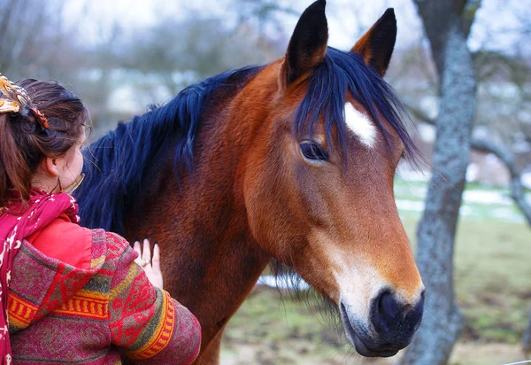 Retrato mulher e cavalo no exterior — Fotografia de Stock