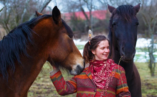 Mulher retrato e cavalo ao ar livre. mulher abraçando um cavalo e tem pena no cabelo — Fotografia de Stock