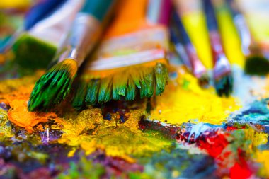Boya fırçalarını renklerle boyarlar.