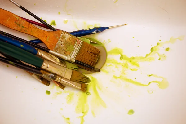 Очищення пензлів фарби в раковині за кольором — стокове фото