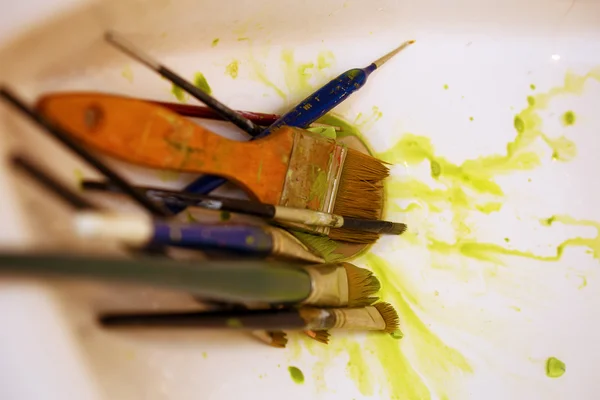 Pulizia Pennelli di vernice nel lavandino per colore — Foto Stock