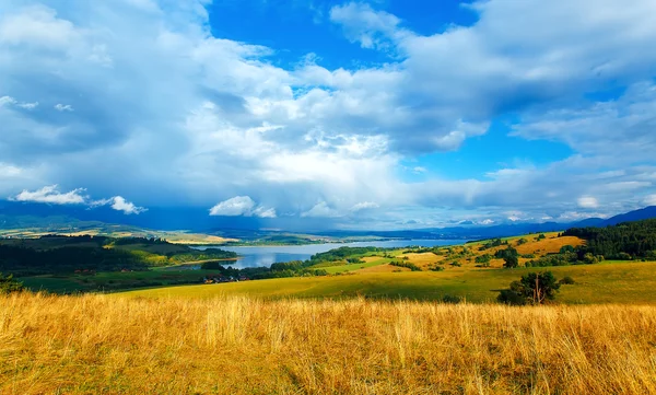 아름다운 풍경, 녹색 과 노란색의 초원, 그리고 산을 배경으로 하는 호수. 슬로바키아, 중부 유럽. — 스톡 사진