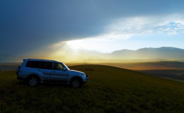 arabayla gökten hafif ve güzel peyzaj bulutlu dağ içinde geçmiş. Slovakya, Orta Avrupa.
