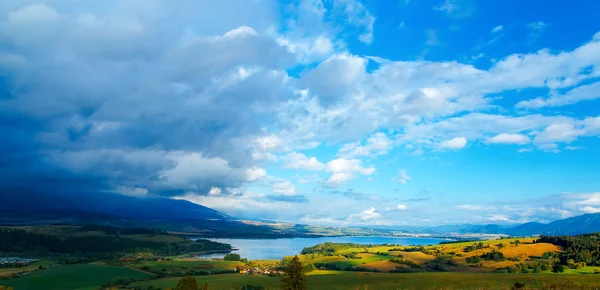 Paisaje idílico de verano con lago claro de montaña y pradera verde y amarilla. Países de Europa Central —  Fotos de Stock