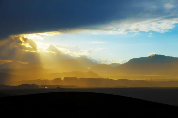 Beau paysage, Lumière du ciel et beau nuage avec montagne en arrière-plan. Slovaquie, Europe centrale . — Photo