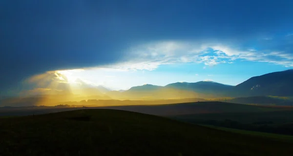 Prachtige landschap, licht uit de hemel en prachtige bewolkt met berg in achtergrond. Slowakije, Centraal-Europa. — Stockfoto