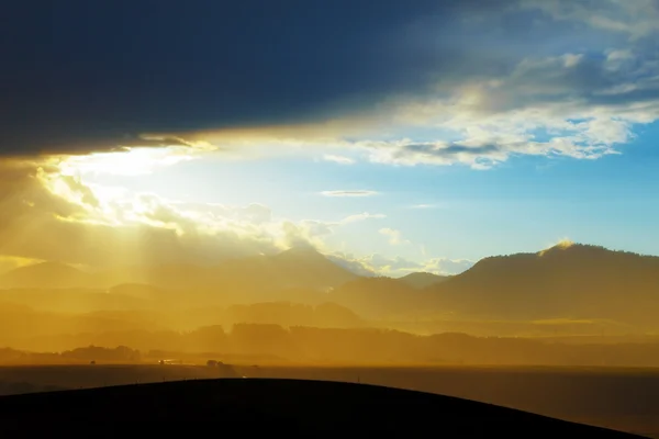 Bela paisagem, luz do céu e bela nublado com montanha no fundo. Eslováquia, Europa Central . — Fotografia de Stock